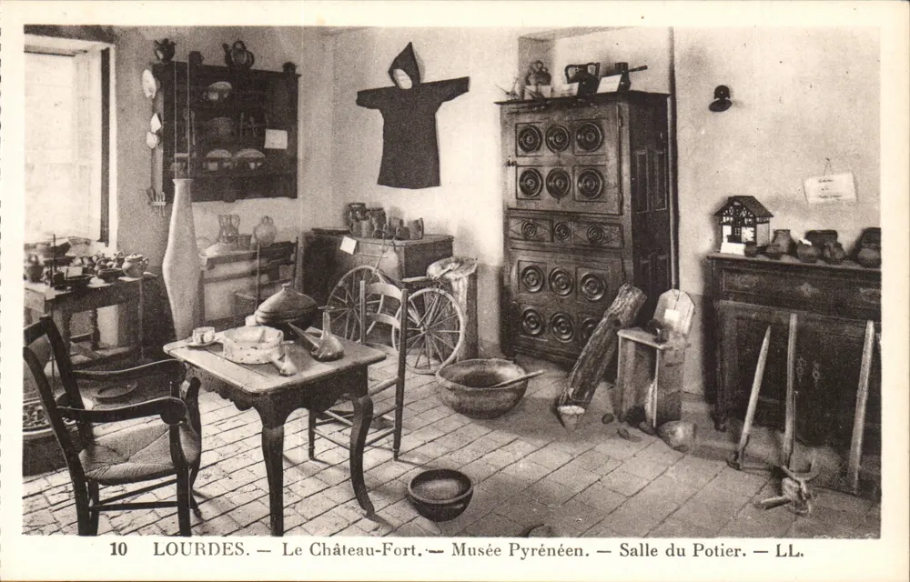 Lourdes — Das Schloss-Festung — Pyrenäen-Museum — Zimmer des Potiers — LL. - Vorderseite