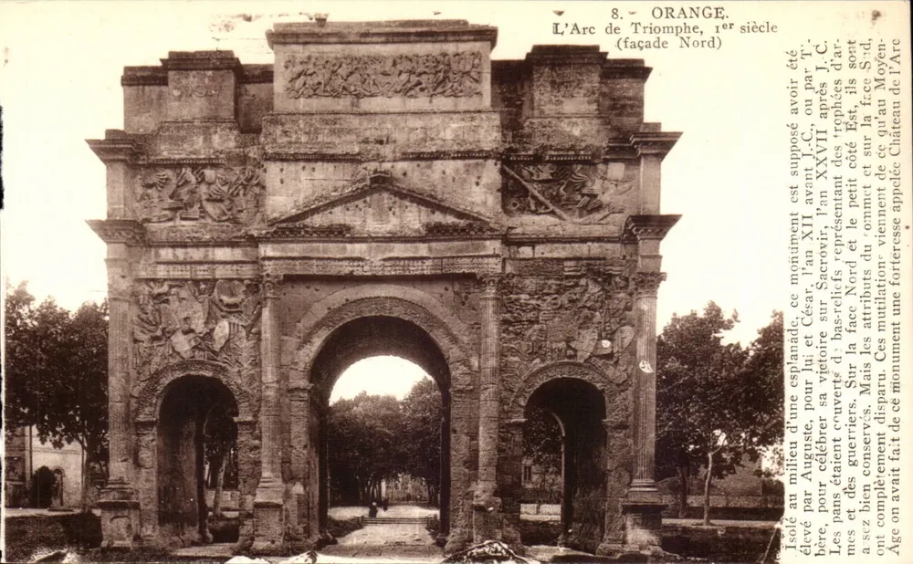 Orange, O Arco do Triunfo — fachada norte — editor Art. Beau, n°8 - Frente