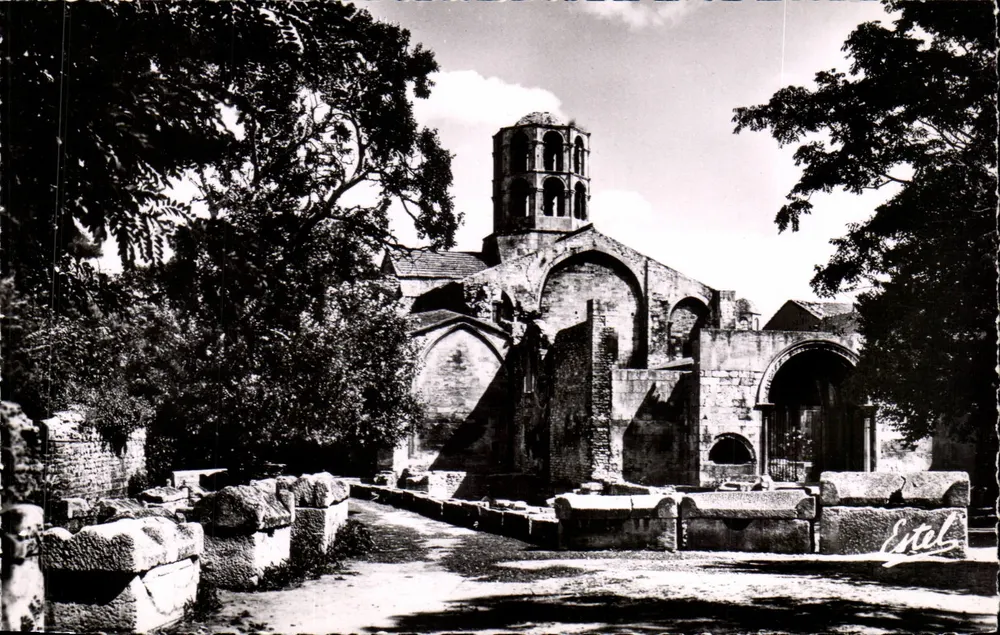 Arles — Os Alyscamps : Igreja de São Honório — Editora : Edições de Luxo Estel & Cie, n° 4873 - Frente