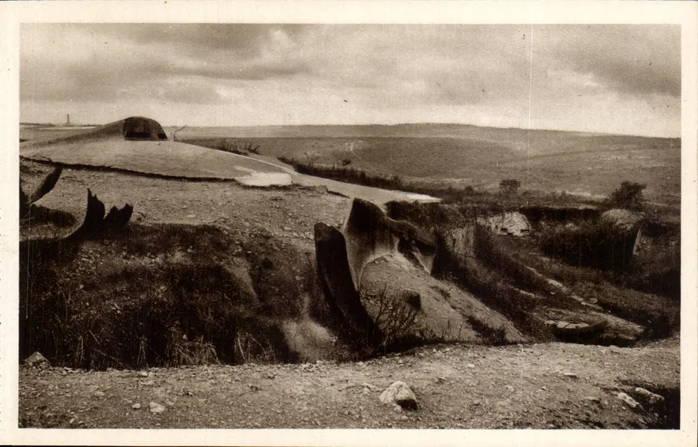 Fort Vaux — Artilleriebeobachtungsposten und Trümmer einer zerstörten 75-mm-Turmkanone durch eine 420-mm-deutsche Granate - Vorderseite