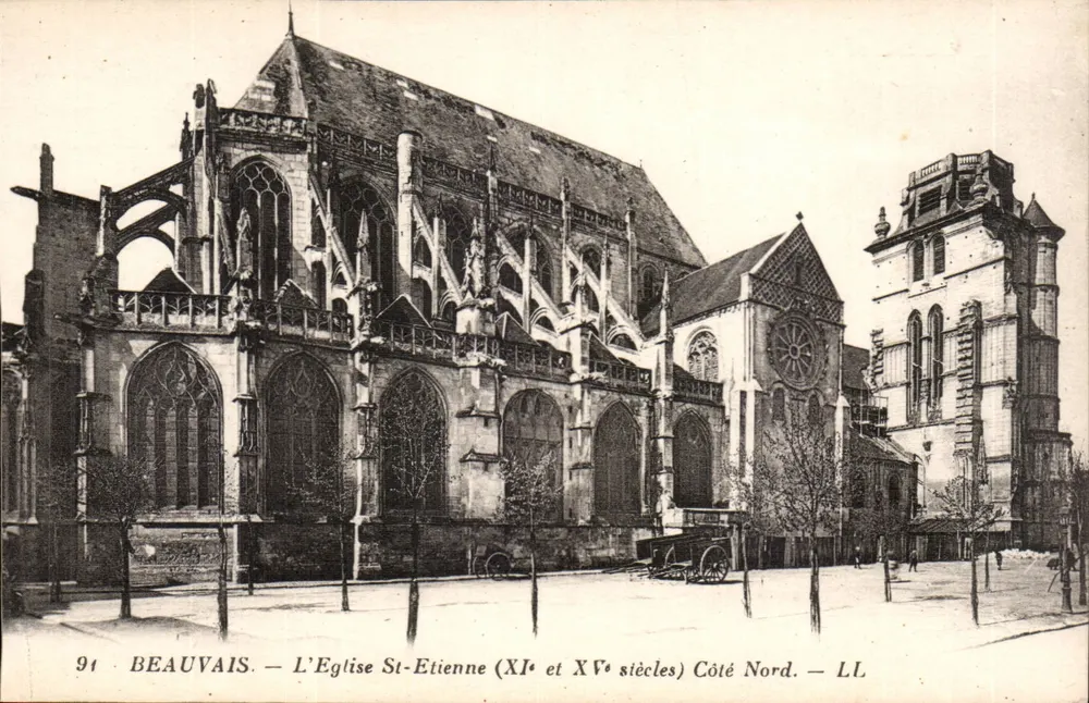 Beauvais — A Igreja de São Etienne (séculos XI e XV) — Lado Norte — LL - Frente