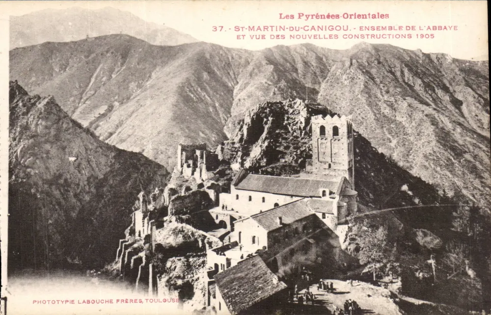 St-Martin-du-Canigou — Conjunto da abadia — vista das novas construções 1905 — Fototipia Labouche Frères, Toulouse - Frente