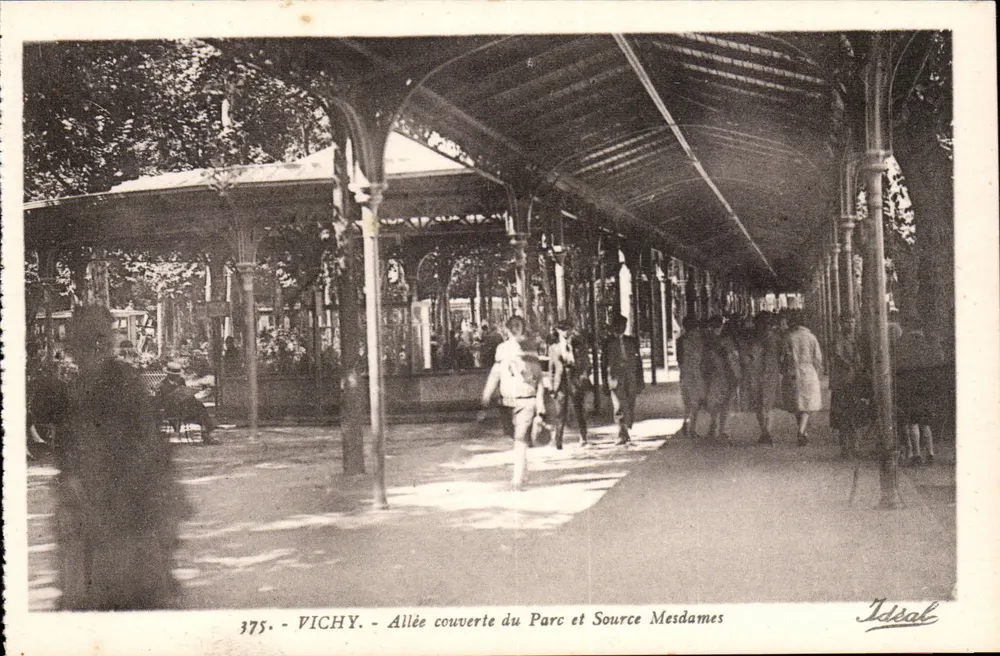 Vichy - Zakryta aleja Parku i Źródło Mesdames — Wydawca Ideal, n° 375 - Awers
