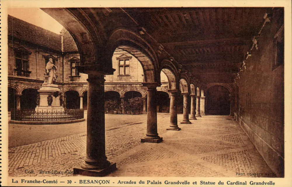 BESANÇON - Arcaden des Palastes Grandvelle und Statue des Kardinals Grandvelle — Phot. Combier Macon - Vorderseite