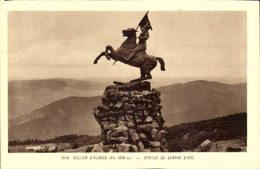 Ballon d'Alsace (Alt. 1258 m.) — Estátua de Joana d'Arc - Frente