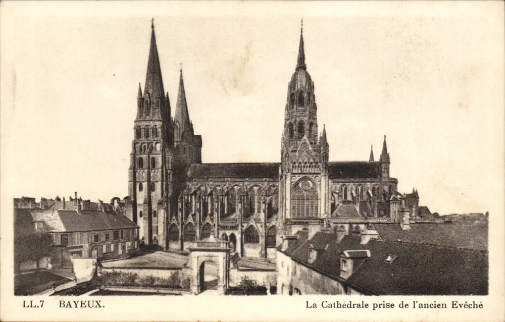 Bayeux — Die Kathedrale von der alten Bischofsresidenz — LL.7 - Vorderseite