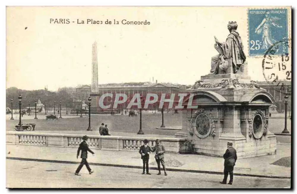 Paris - A Praça da Concórdia — vista com o monumento da República e o Obelisco — editor não visível - Frente