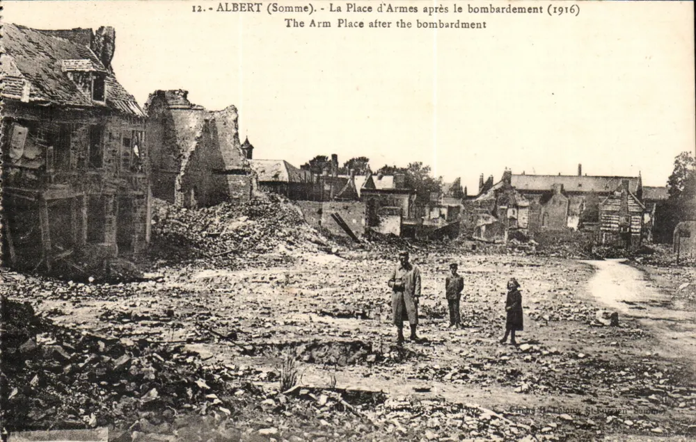 Albert (Somme) — Die Place d'Armes nach dem Bombardement (1916) — Verlag: Éd. de l'Armée de la Somme - Vorderseite