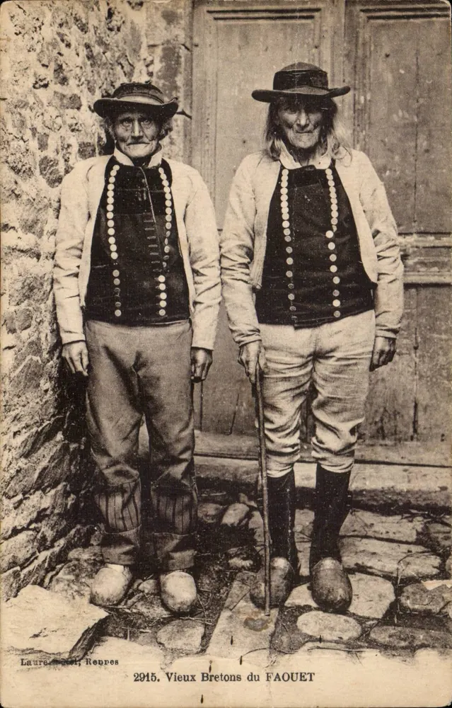 Alte Bretonen aus dem FAOUET — zwei Männer in traditionellen Kleidern vor einer Holztür — Verleger LAURE-DEL, RENPES, n°2915 - Vorderseite