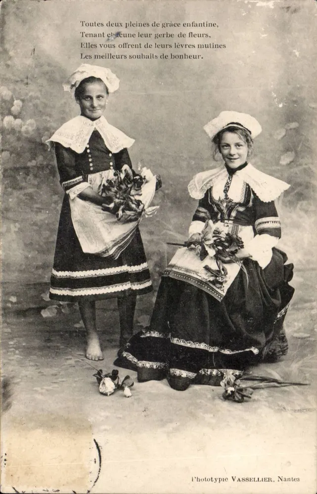 Zwei junge Mädchen im traditionellen Kleid — Phototypie Vassellier, Nantes - Vorderseite