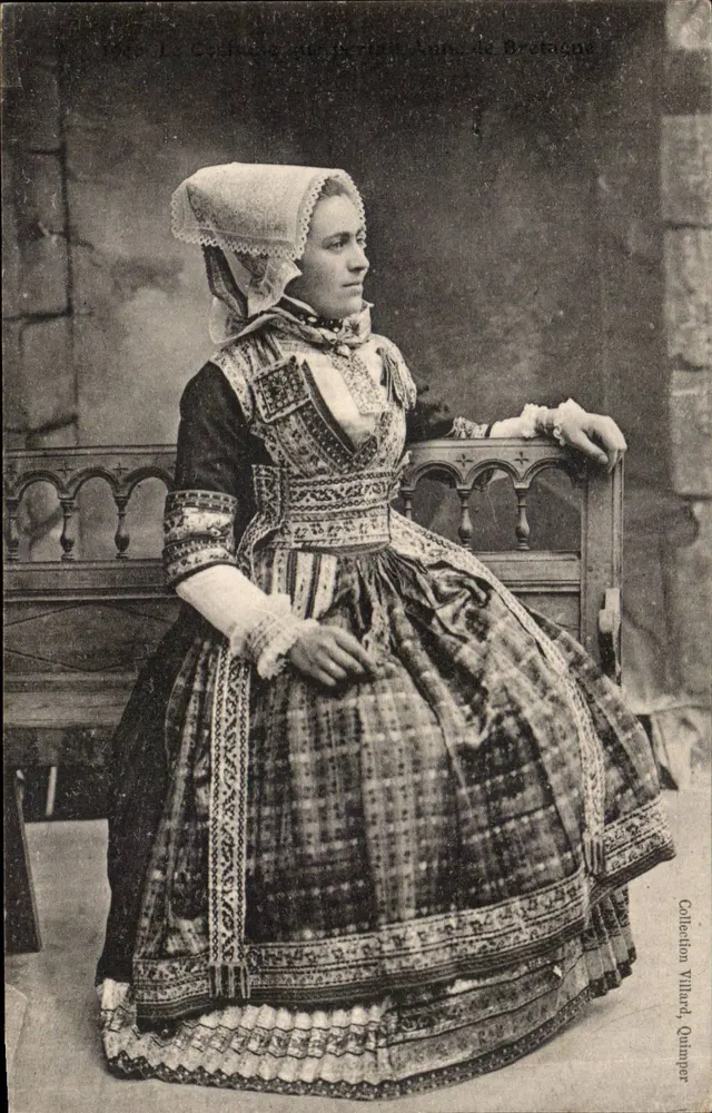 Mulher jovem em traje breton — Coleção Villard, Quimper - Frente