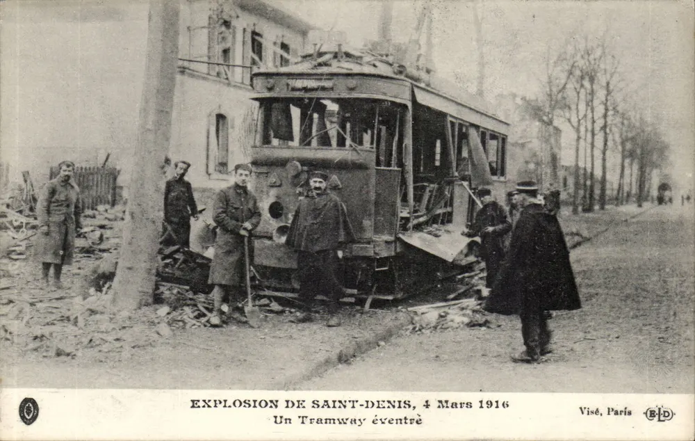 Explosion von Saint-Denis — Ein zerrissenes Straßenbahn — Visé, Paris - Vorderseite