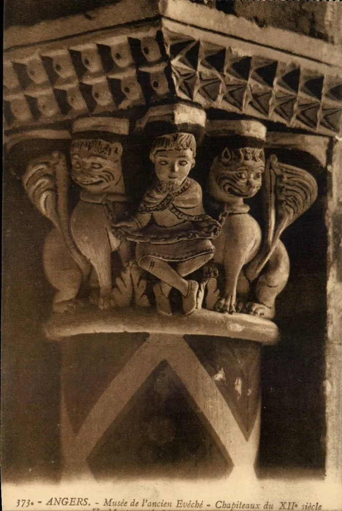 Angers - Museum des Alten Bischofssitzes - Kapitelle des 12. Jahrhunderts - Vorderseite