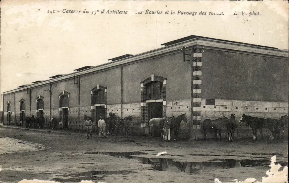 Caserne du 32e d'Artillerie — Les Écuries und le Pansage des chevaux — L. V. phot. - Vorderseite