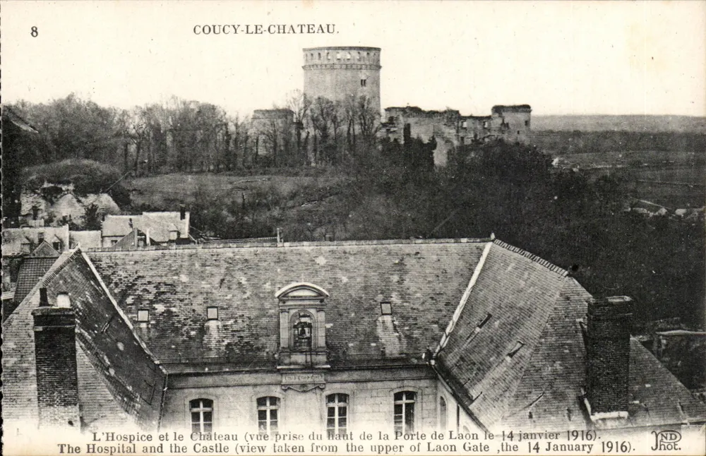 Coucy-le-Château — Das Hospiz und das Schloss — Aufnahme vom oberen Teil der Porte de Laon, 14. Januar 1916 — JND hot. - Vorderseite