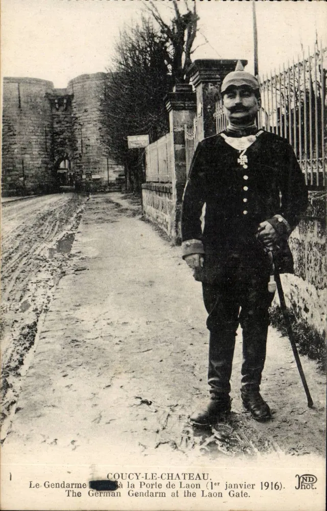 Coucy-le-Château — Le Gendarme à la Porte de Laon (1er janvier 1916) — ND phot. - Recto