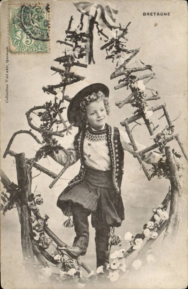 Kind im Bretonischen Kleid — Bretagne — Sammlung Villard, Quimper - Vorderseite