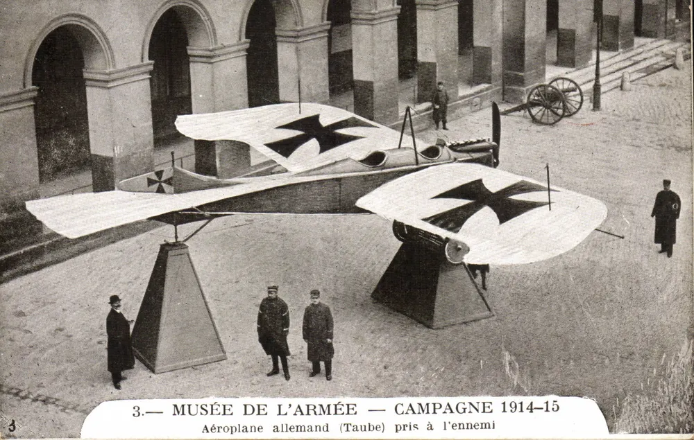 Deutscher Flieger (Taube) vom Feind erbeutet — Militärmuseum — Kampagne 1914-15 - Vorderseite