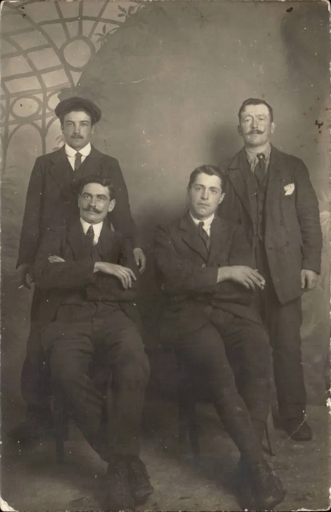 Retrato de quatro homens — estúdio — editor não visível - Frente