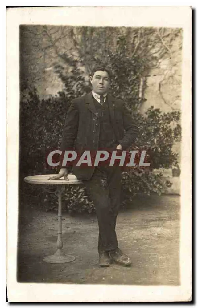 Jovem homem em traje — jardim — Fotógrafo Sallenziel & Cie, Paris - Frente