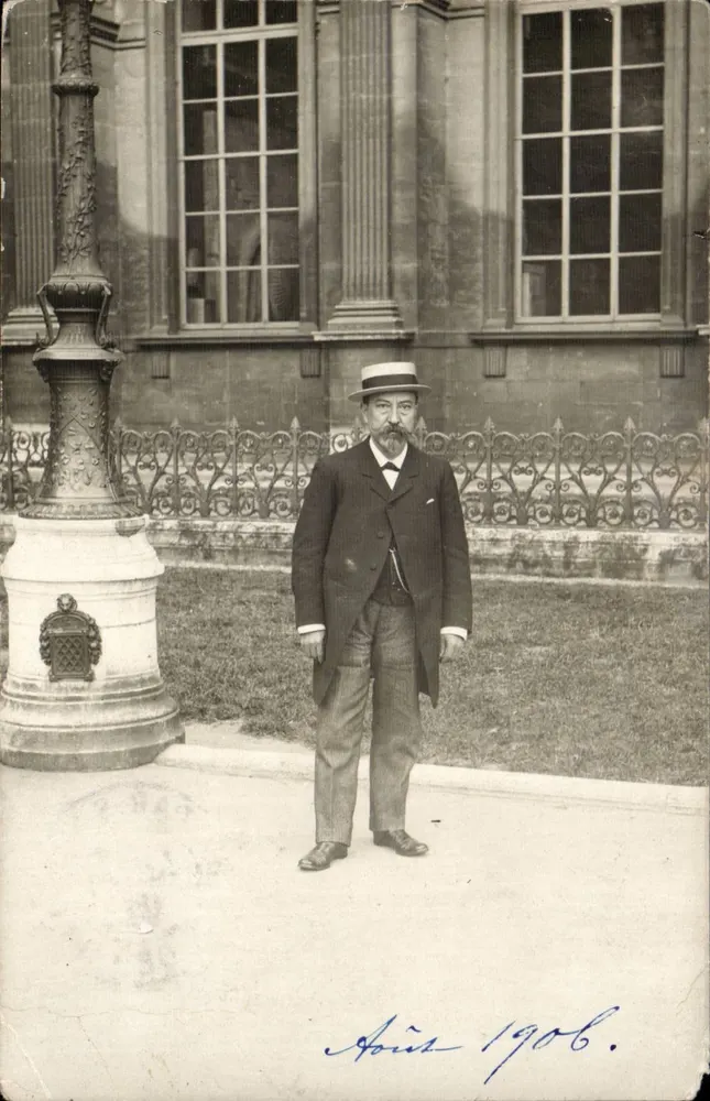 Mann in Anzug vor einem klassischen Gebäude — April 1906 — Fotopapier Guynu, Colombes - Vorderseite