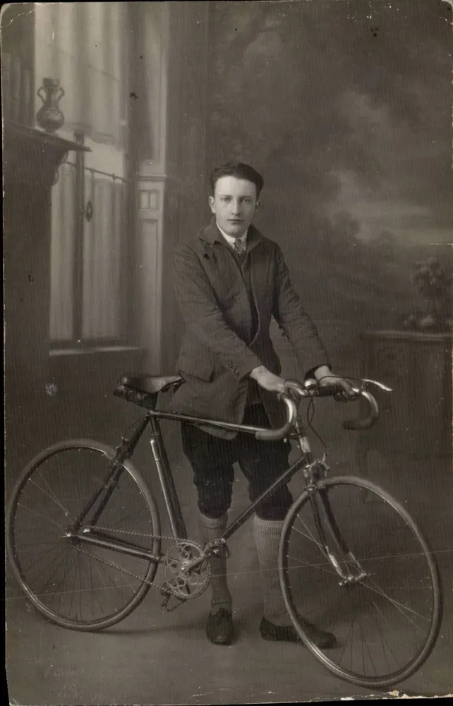 Junge Mann mit Fahrrad — Studio — Ansichtskarte - Vorderseite