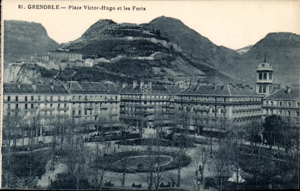Grenoble — Place Victor-Hugo et les Forts — Edit. Bourcier, Grenoble - Recto