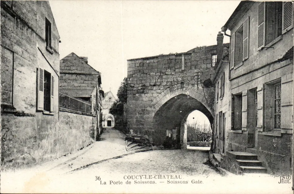 Coucy-le-Château — A Porta de Soissons — editor ND Hot. - Frente