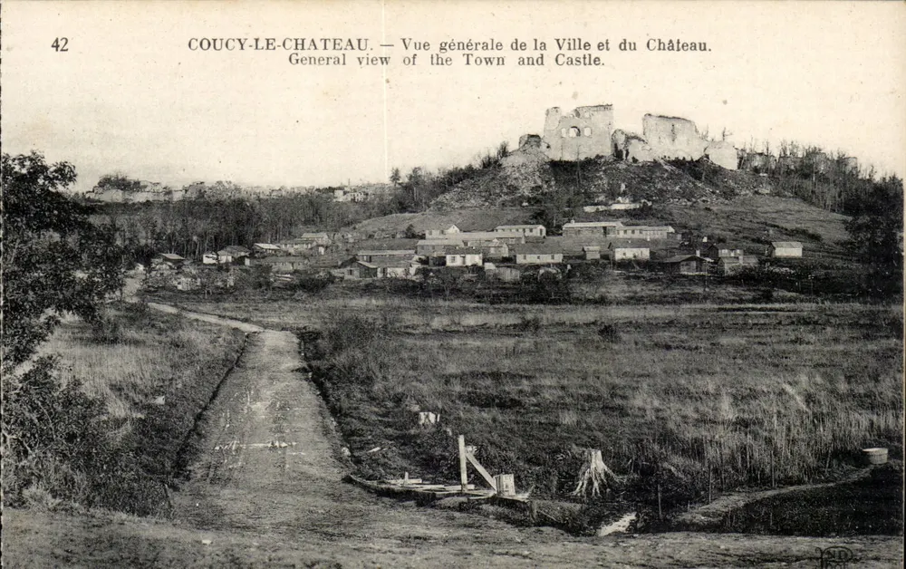 Coucy-le-Château — Allgemeiner Blick auf die Stadt und den Schloss — Neuhiel Frères, Impr. Paris-Corbeil - Vorderseite