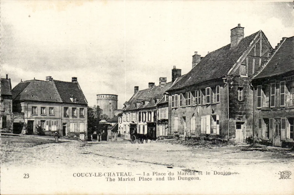 Coucy-le-Château — La Place du Marché et le Donjon — Jhot. - Recto