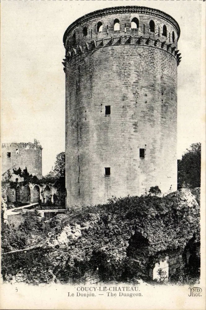 Coucy-le-Château — O Donjon — The Dungeon — ND Phot. - Frente