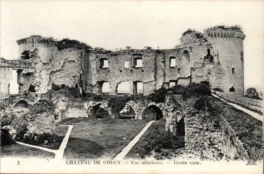 Castelo de Coucy — Vista interna — Jhot. - Frente