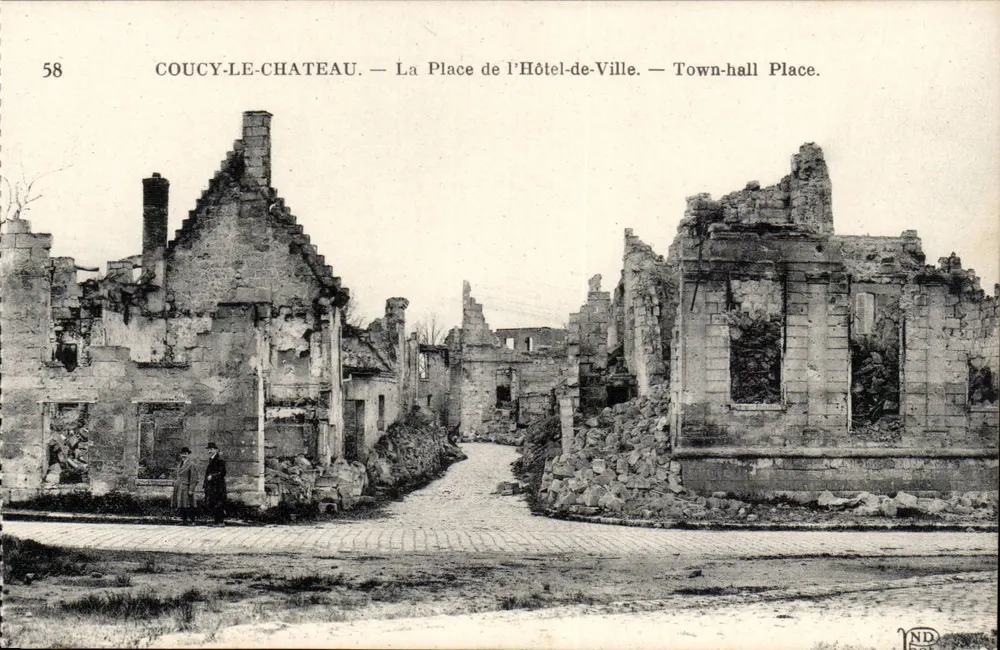 Coucy-le-Château — Der Rathausplatz — Place de l'Hôtel-de-Ville - Vorderseite
