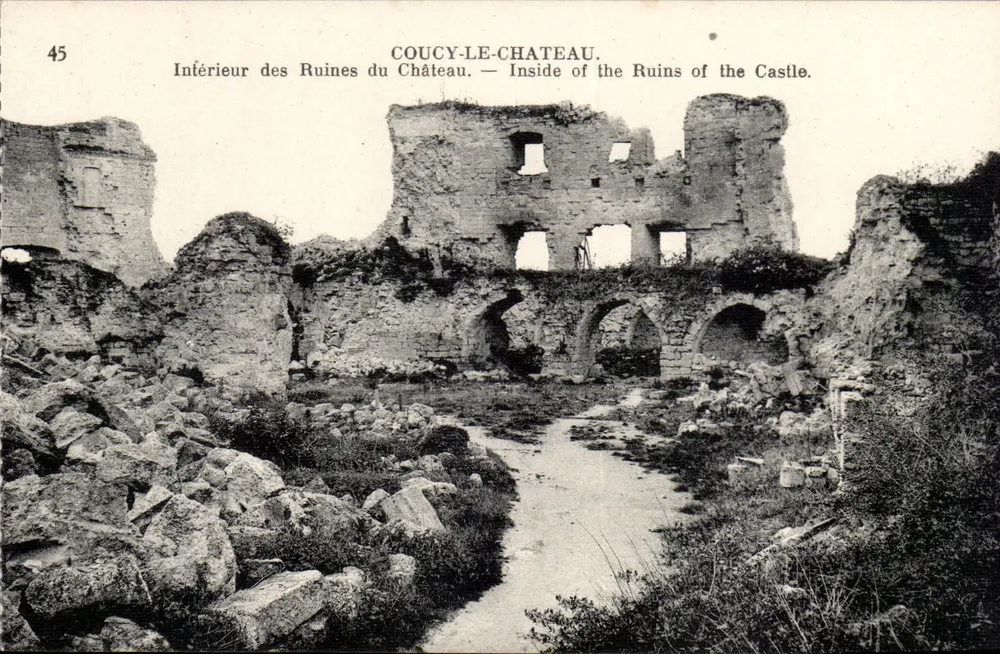 Coucy-le-Château — Intérieur des ruines du château — N°45 - Recto