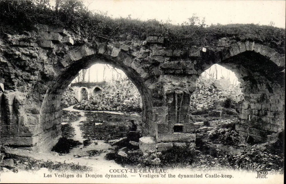 Coucy-le-Château — Vestígios do Torreão Demolido — JND hot. - Frente