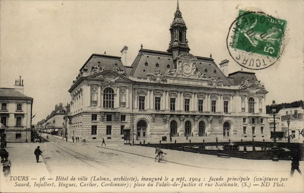 Tours — Hotel de Ville (arquiteto Laloux), inaugurado em 4 de setembro de 1904 : fachada principal (esculturas por Sicard, Injalbert, Hugues, Carlier, Cordonnier) ; praça do Palácio de Justiça e rua Nacional. - Frente