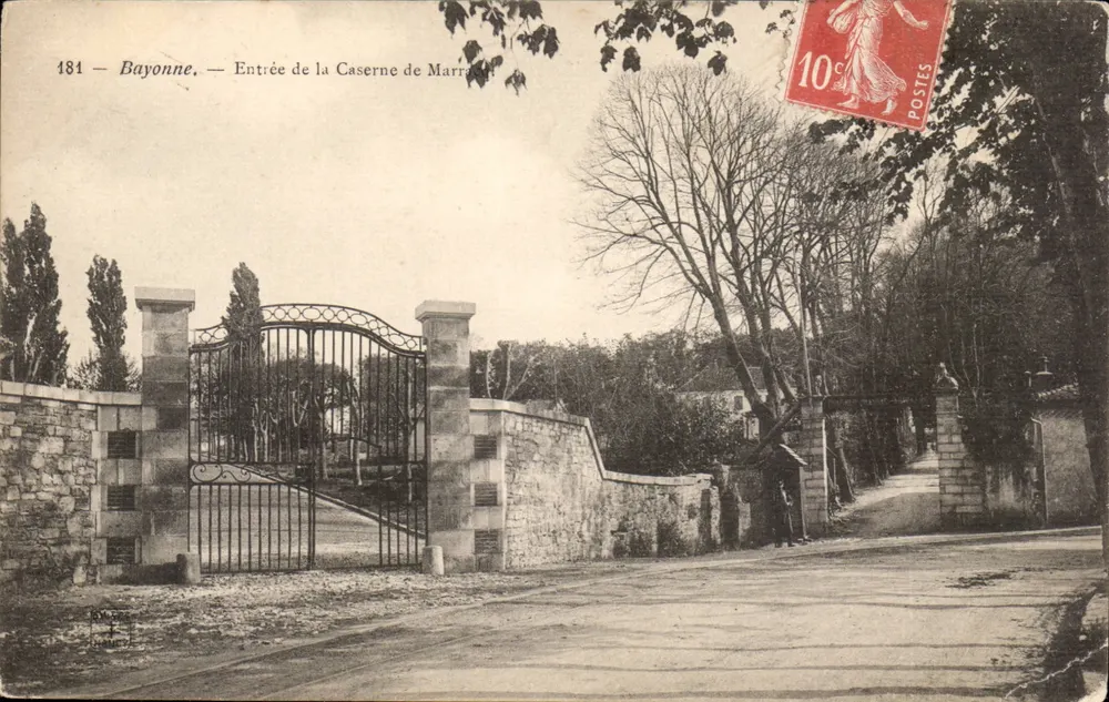 Bayonne — Entrada da Caserna de Marrat — editor R. Gauthier, n° 481 - Frente
