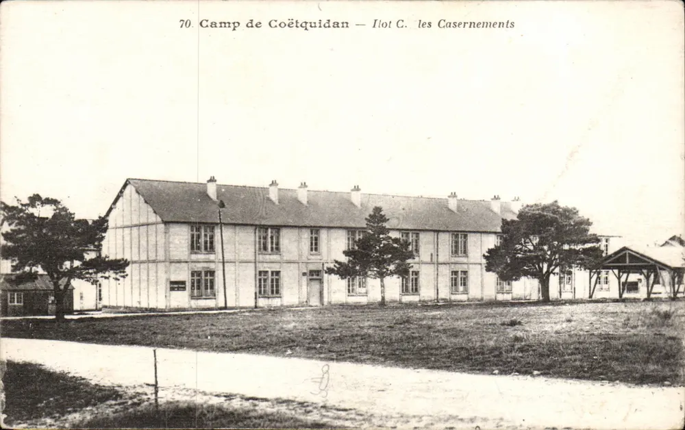 Camp de Coëtquidan — Ilot C. os Casernamentos — Édition Gabriel, St-Malo (Morbihan) - Frente