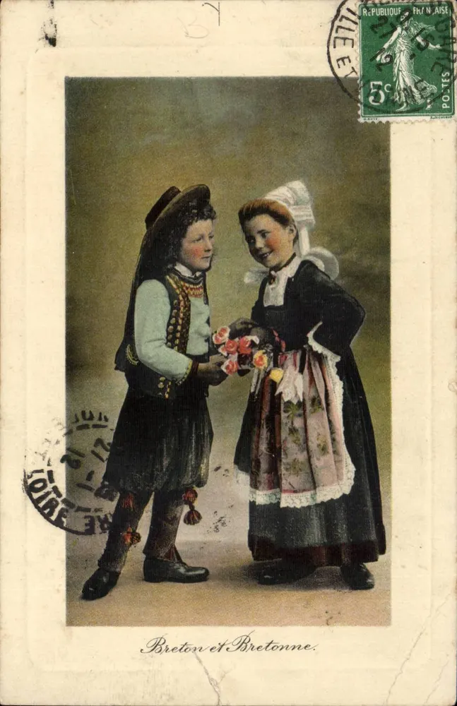 Breton et Bretonne — jeunes en costume traditionnel — éditeur Villard, Quimper - Frente