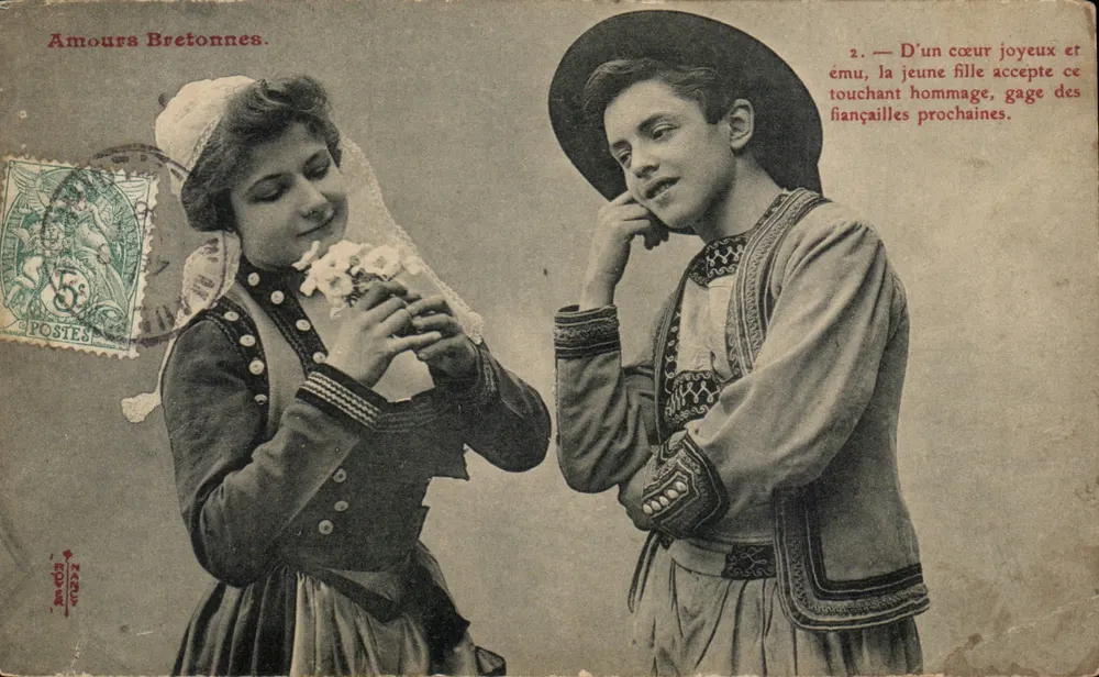 Bretonische Liebe — Motiv: junges Mädchen, das eine Blumenhuldigung von einem jungen Mann in traditioneller Kleidung annimmt — Verlag: IMAGE, Nr. 2 - Vorderseite