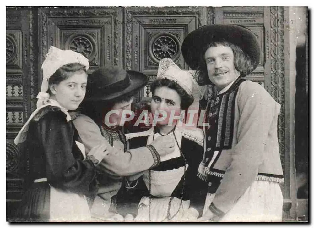 Quatre personnes en costume folklorique — devant une porte sculptée — éditeur A. 3. 71 - Recto