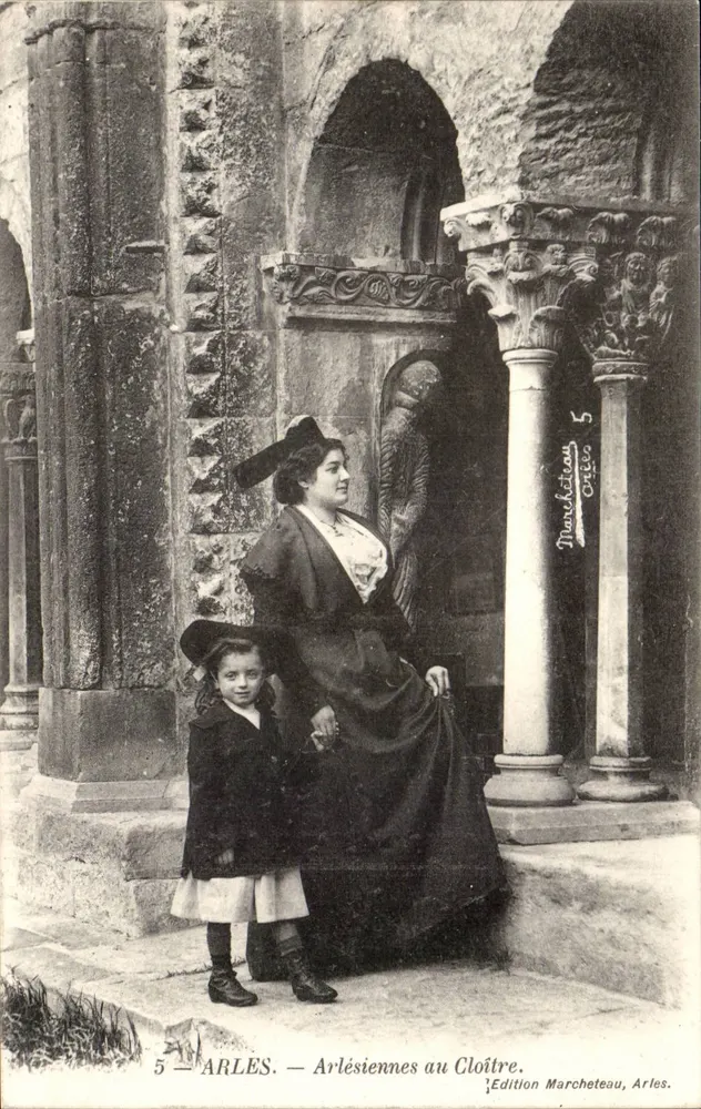 Arles — Arlésiennes no Claustro — Edição Marcheteau, Arles - Frente
