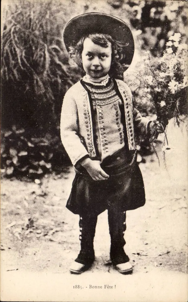 Enfant en costume festif — 1885 — Laurent-Nel, Rennes - Recto