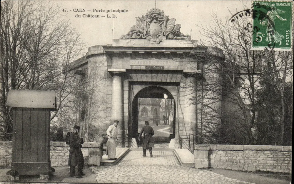 Caen — Porte principale du Château — L.D. — Caserne Lefebvre - Awers