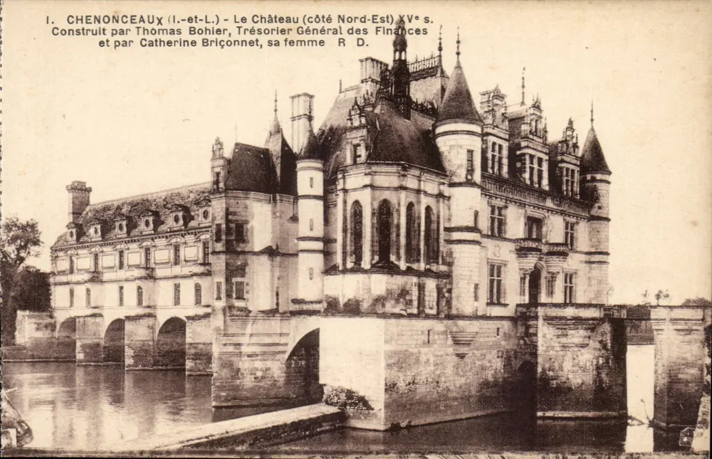 Chenonceau (Loiret) — O Castelo (lado Nordeste) Século XV. Construído por Thomas Bohier, Tesoureiro Geral das Finanças e por Catherine Briçonnet, sua esposa — R. D. - Frente