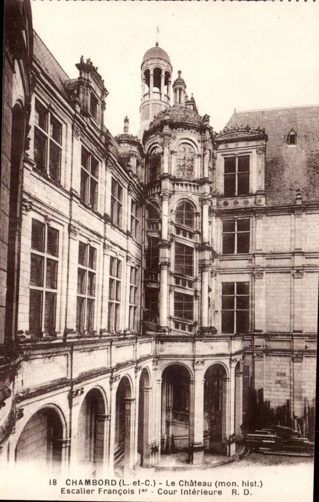Chambord (L. et C.) - Das Schloss (hist. mon.) - Treppenhaus François Ier - Innenhof - Vorderseite