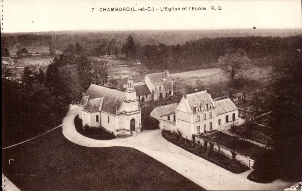 Chambord (L.-et-C.) — A Igreja e a Escola — R. D. - Frente