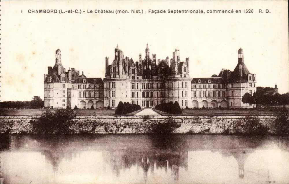 Chambord (L.-et-C.) — Das Schloss (Monument Hist.) — Nordfassade, begonnen 1526 — R. D. - Vorderseite