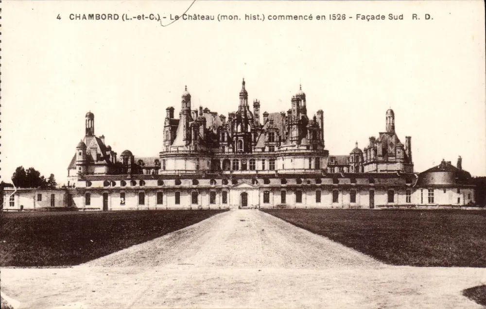 Chambord (Loir-et-Cher) — Le Château (mon. hist.) commencé en 1526 — Façade Sud — R. D. - Recto