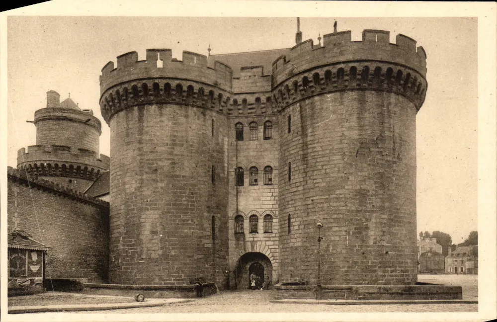Alençon — Entrada do Castelo dos Duques (séculos XIV e XV) — Héliogravure imprimée à Nancy - Frente